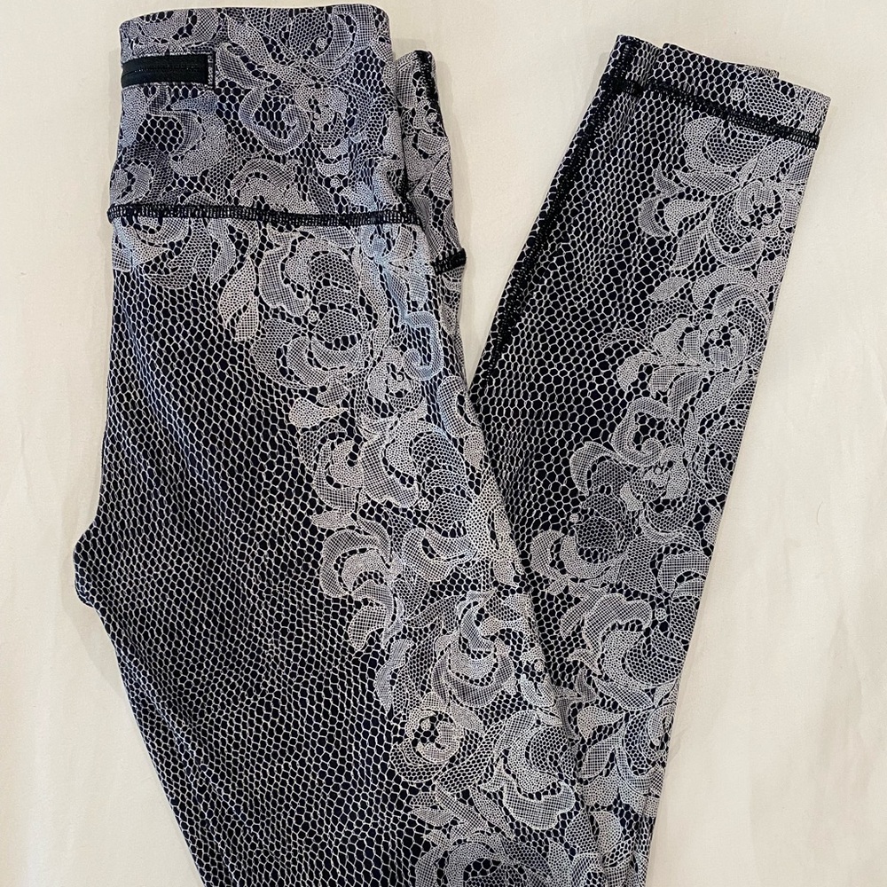 Lululemon Wunder Unders in nulux. Florence floral print. Size 6.